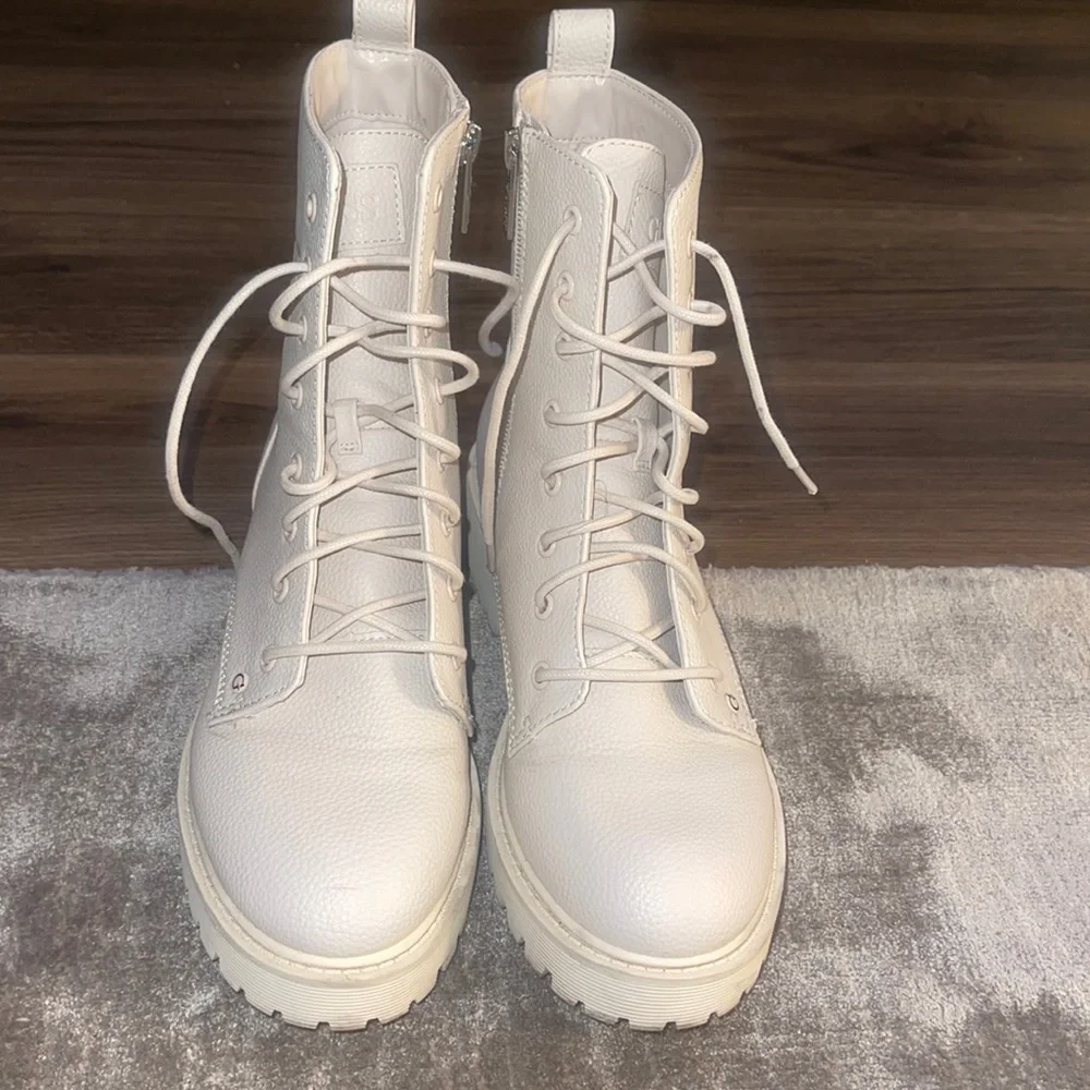 Guess boots